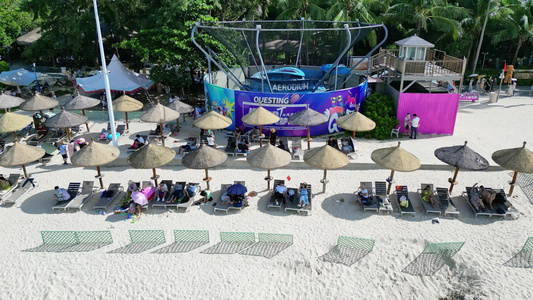 高视角航拍俯视海南三亚海棠湾蜈支洲岛玻璃海白沙滩上旅游度假的游客及沙滩躺椅视频