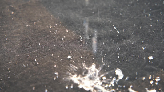 慢镜头水流到地面晶莹剔透的水光视频