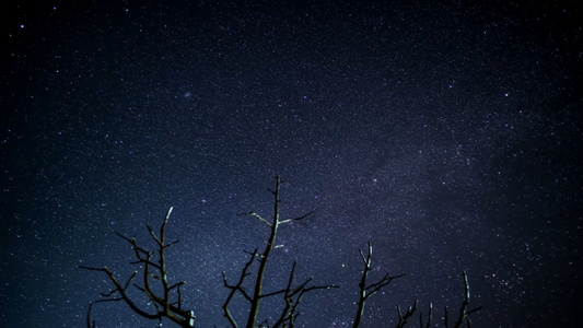 4k晴朗的夜空间隔拍摄视频