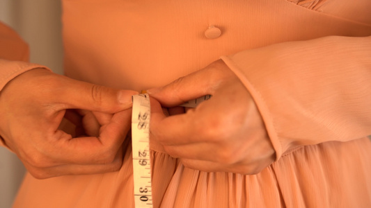 4K女性测量腰围监测健康实拍视频视频