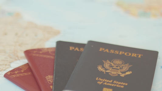 美美统一州和苏维登护照,挂在一张多彩的世界地图上视频