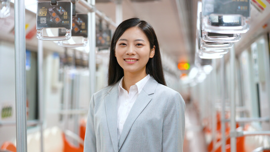 4k地铁里的女生微笑升格视频视频