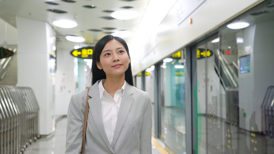 4k地铁站内白领女性行走正面视角视频视频