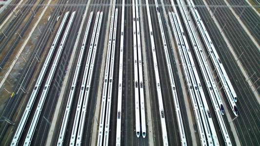 多辆停在铁路轨道上的高铁航拍视频