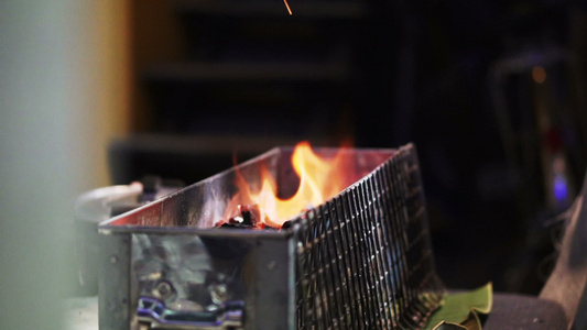 烧烤烹饪准备火烧120英尺的烧烤炉视频