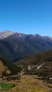 航拍高原群山垭口风光视频旅游目的地视频