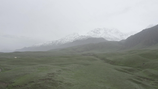 4K自带灰度昆仑雪山近景航拍视频