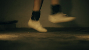双腿穿着白色运动鞋跳绳13秒视频