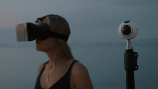 360度相机和有虚拟眼镜的妇女视频