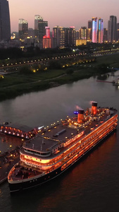 航拍城市夜景客运轮渡旅游码头等哈启航的游船素材夜景素材视频