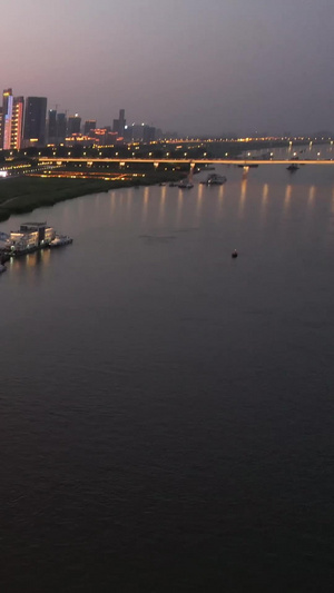 航拍城市夜景客运轮渡旅游码头等哈启航的游船素材旅游素材49秒视频