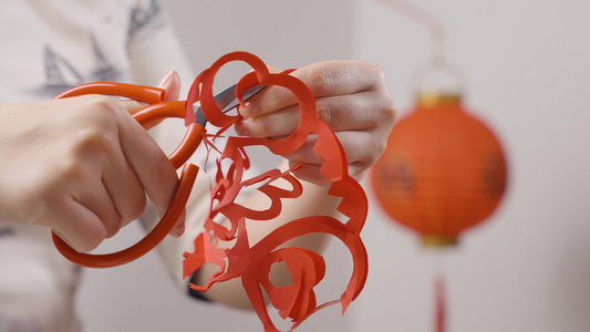 4K旗袍女性剪纸窗花庆祝新年视频