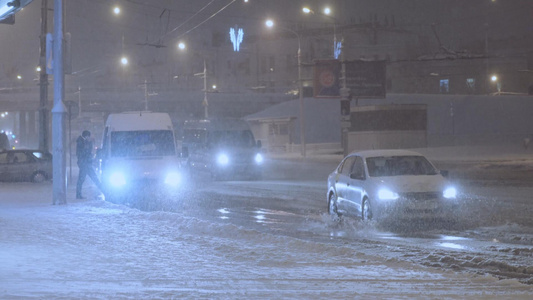 寒冬暴风雪天气夜晚城市道路视频