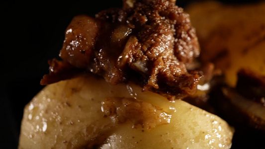 土豆炖牛肉红烧肉视频