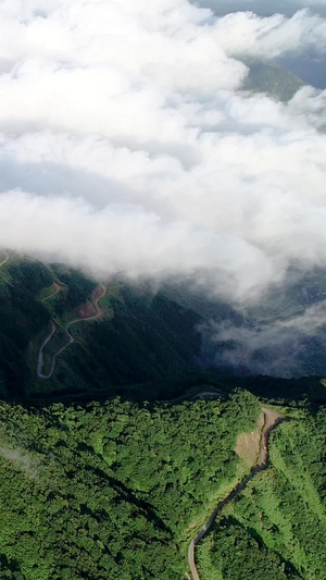  河源缺牙山云海中的风力发电机航拍自然美景38秒视频