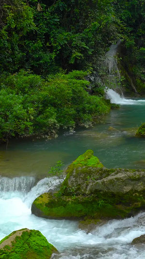 贵州省山谷岩石小溪流高山流水21秒视频