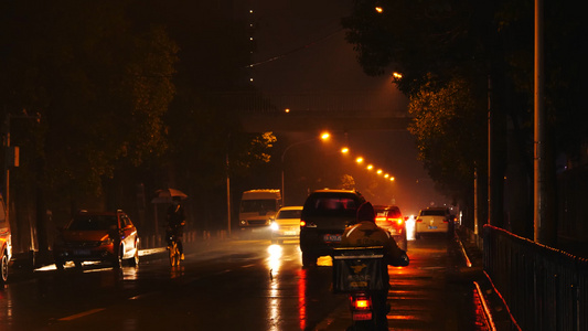 4K深夜车流雨中行车雨夜车流[交通流]视频