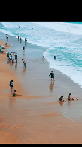 航拍夏日三亚亚龙湾沙滩海滩游客游玩海浪4A景点视频