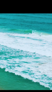 航拍夏日三亚亚龙湾沙滩海滩游客游玩海浪夏日海滩视频