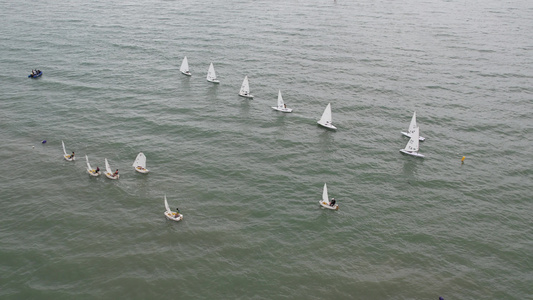 海上训练比赛的帆船航拍视频