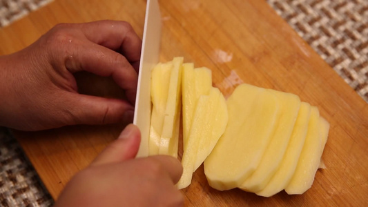 厨师削土豆切土豆视频