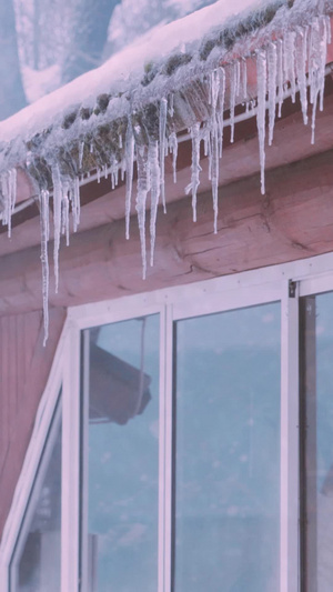 寒冬雨雪天气屋檐房屋冰锥木房子13秒视频