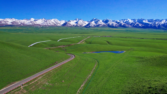 航拍新疆伊犁那拉提空中草原视频