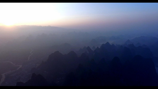 晨雾下的桂林山水视频