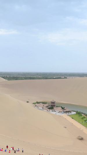 俯拍甘肃鸣沙山月牙泉风景区延时视频5A景区23秒视频