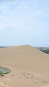 俯拍甘肃鸣沙山月牙泉风景区延时视频5A景区视频