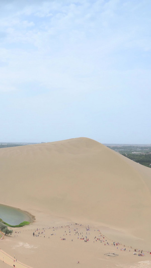 俯拍甘肃鸣沙山月牙泉风景区延时视频5A景区23秒视频