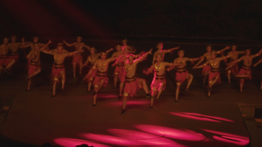 湖北5A级旅游景区恩施利川腾龙洞内土家族舞蹈表演演出4k素材 视频