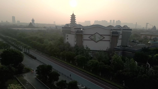 晨曦中航拍厦门方特旅游区和环东城市视频