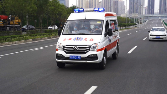 救护车抢救奔跑在路上白天晚上送往医院视频