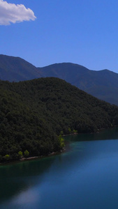 秋天蔚蓝天空泸沽湖蓝色湖水视频