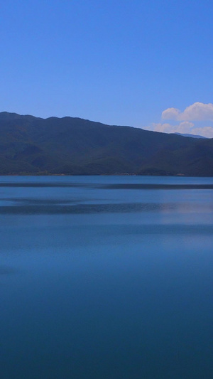 秋天蔚蓝天空泸沽湖蓝色湖水10秒视频