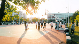 夕阳逆光下篮球场挥洒汗水14秒视频