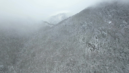 4K云绕缭绕眺望冬季山峰航拍视频视频