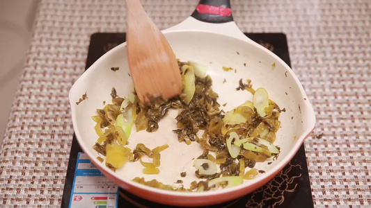 切四川酸菜炒酸菜鱼底料视频