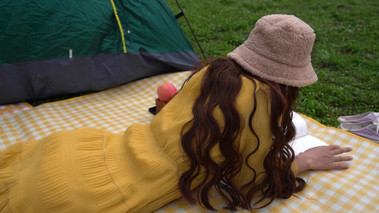 4K少女野餐垫户外阅读看书实拍视频视频