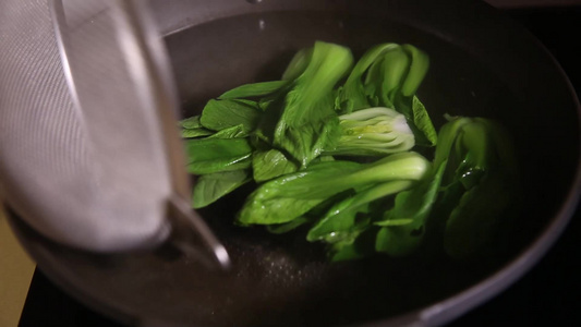 清水焯白灼青菜油菜视频