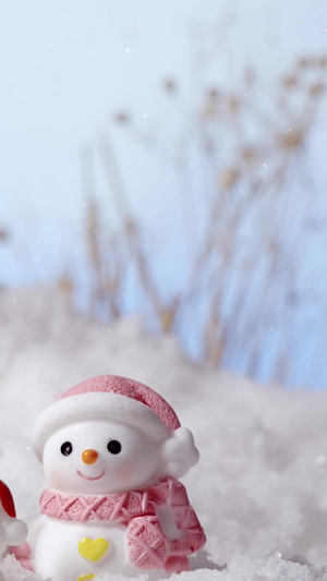 下雪温馨下雪人一家三口玩具摆件喜迎元旦17秒视频