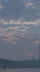 日转夜延时摄影晚霞火烧云天空素材长江第一桥武汉长江大桥夜景地标建筑视频