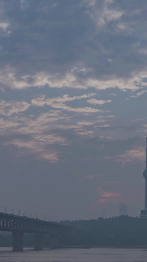 日转夜延时摄影晚霞火烧云天空素材长江第一桥武汉长江大桥夜景地标建筑48秒视频