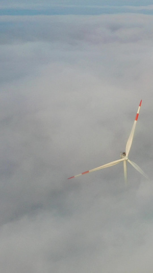 航拍云雾里的风车合集新能源78秒视频