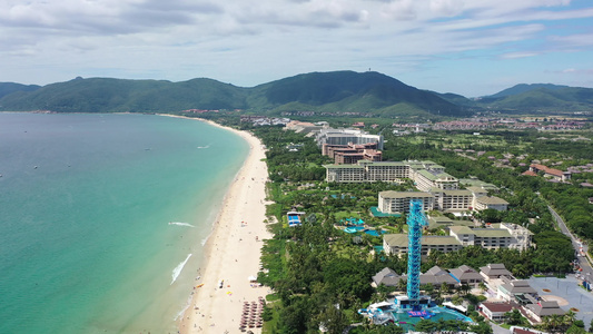 航拍海南三亚亚龙湾旅游度假区湛蓝海景风光视频