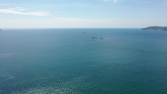 航拍海南三亚亚龙湾旅游度假区湛蓝海景风光视频