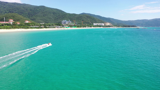 航拍海南三亚亚龙湾旅游度假区湛蓝海景风光视频