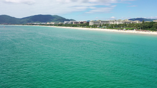 航拍海南三亚亚龙湾旅游度假区湛蓝海景风光视频