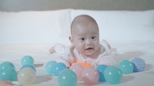 4k升格宝宝开心的玩海洋球视频